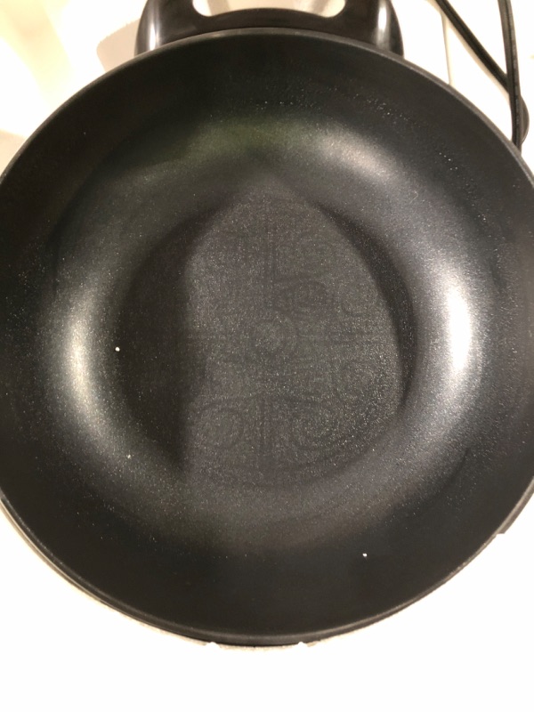 Photo 2 of ** USED** LID HANLE IS BROKEN** b13 In. Black Non-Stick Electric Skillet with Aluminum Body Adjustable Temperature Controller Tempered Glass Cover