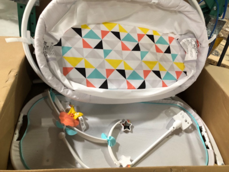 Photo 3 of Fisher-Price Soothing Motions Bassinet Windmill