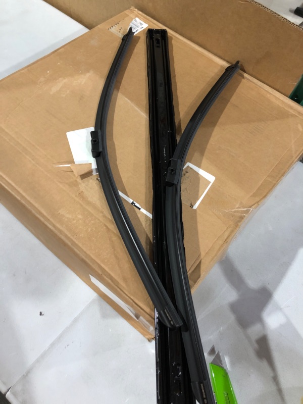 Photo 2 of Bosch Aerotwin 3397118948 Original Equipment Replacement Wiper Blade - 26"/26" (Set of 2) Side Lock 22mm