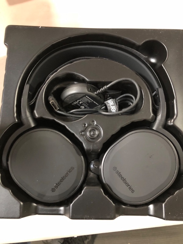 Photo 1 of Arctis 9 Wireless Wireless Gaming Headset for PC