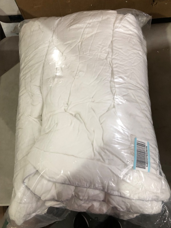 Photo 2 of [USED] Codi Eucalyptus Lyocell Comforter Queen/ Full Size, Breathable Duvet Insert, Down Alternative Fill, 90X90 Inch Full/Queen