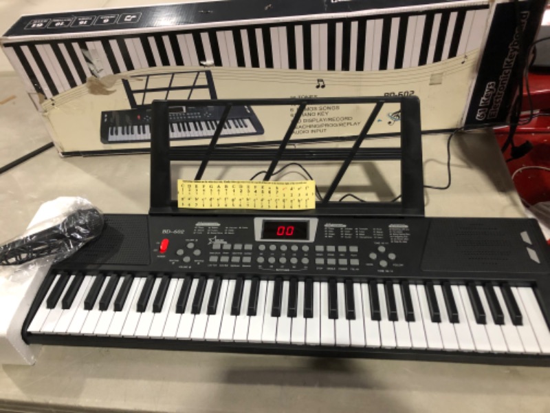 Photo 2 of *SEE NOTES* UIOTYO 61 keys piano keyboard, keyboard piano for beginners