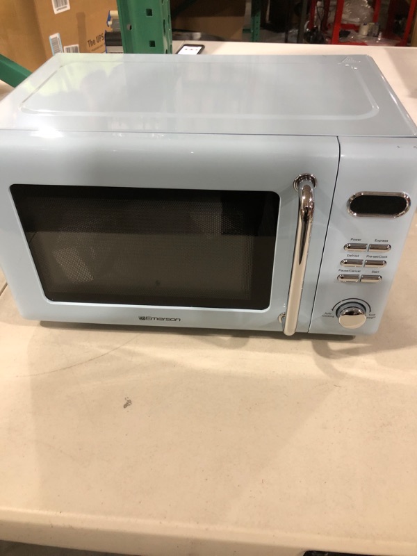 Photo 2 of  Microwave Oven, 0.7, Retro White Retro White 0.7