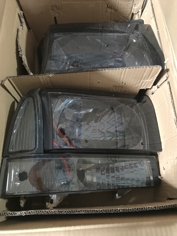 Photo 2 of DNA MOTORING HL-OH-F99SD4P-SM-AM Smoke Lens Amber Headlights Replacement For 99-04 F250 F350 F450 F550 SD Smoked Lens Amber Corner