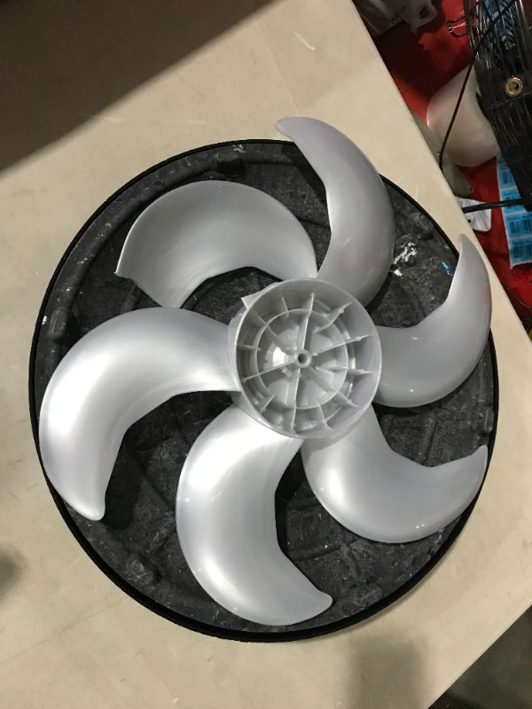 Photo 5 of ***FAN BLADE BROKEN - SEE PICTURES***
Comfort Zone PowrCurve CZST180BS 18" Stand Fan