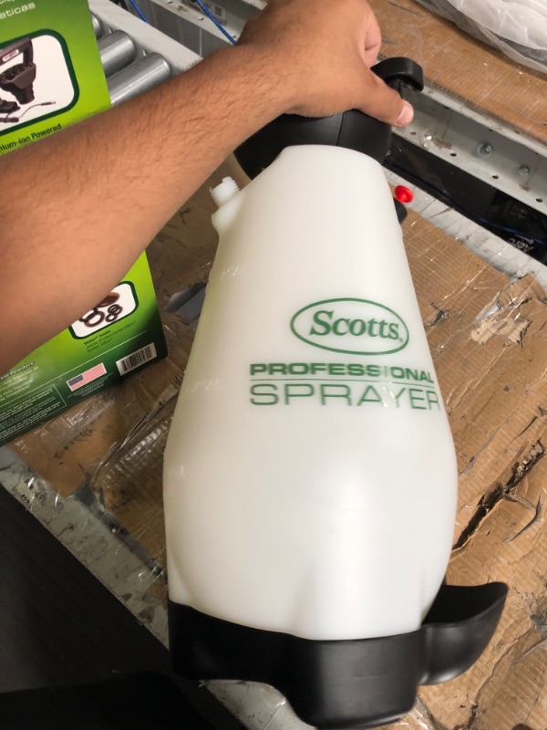Photo 3 of * item is incomplete * only the bottle is present * see images *
Scotts 190567 Lithium-Ion Battery Powered Pump Zero Technology Sprayer