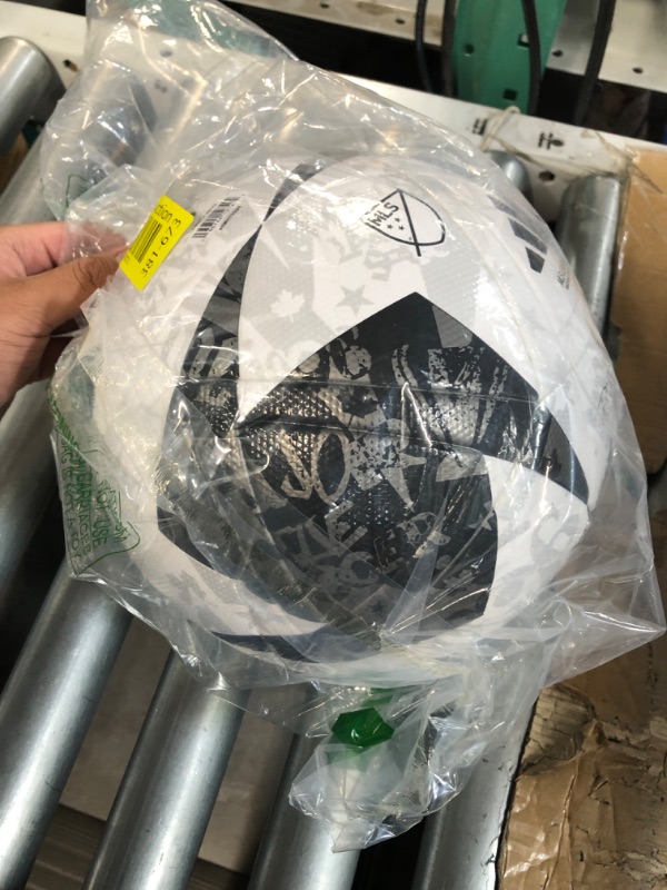 Photo 1 of * wont hold air * needs to be patched *
adidas Unisex-Adult MLS League Nativo Ball 5 WHITE,BLACK,IRONMT
