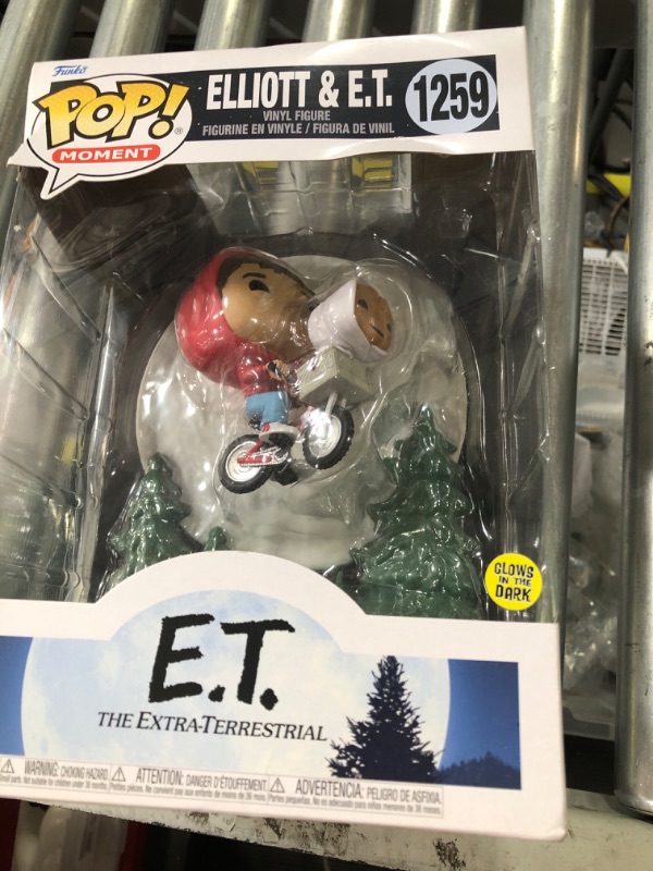 Photo 2 of Funko Pop! Moment: E.T. The Extra-Terrestrial - Elliot and E.T. Flying (Glow in The Dark), Multicolor, 50769