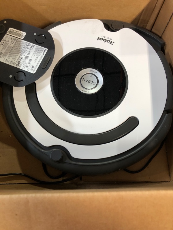 Photo 3 of * USED * 
iRobot Roomba 621 Robot Vacuum - Good for Pet Hair, Carpets, Hard Floors, Self-Charging