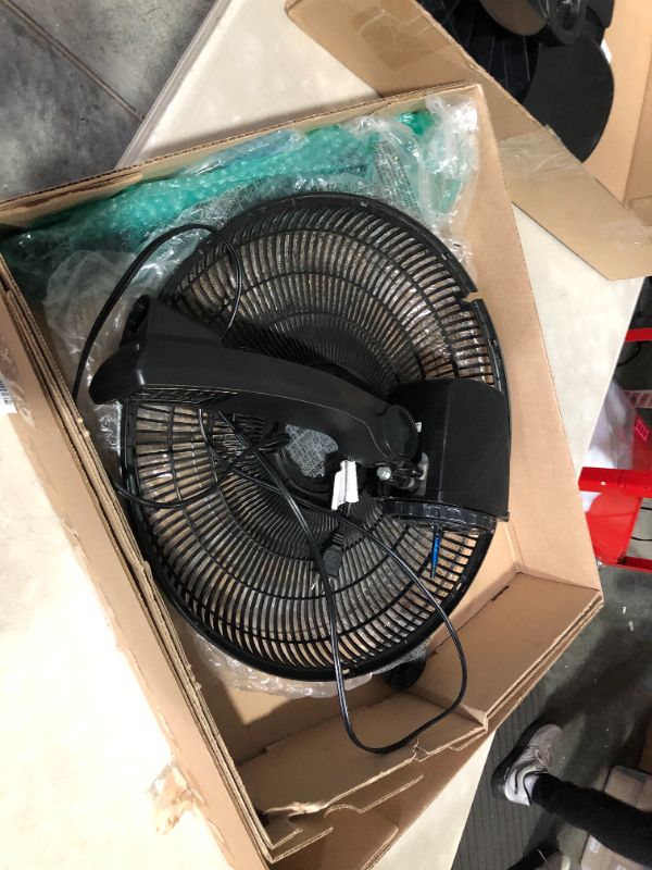 Photo 4 of ***NONFUNCTIONAL - [FOR PARTS]
Lasko S16612 Oscillating 16" Adjustable Pedestal Stand Fan with Timer, Thermostat and Remote