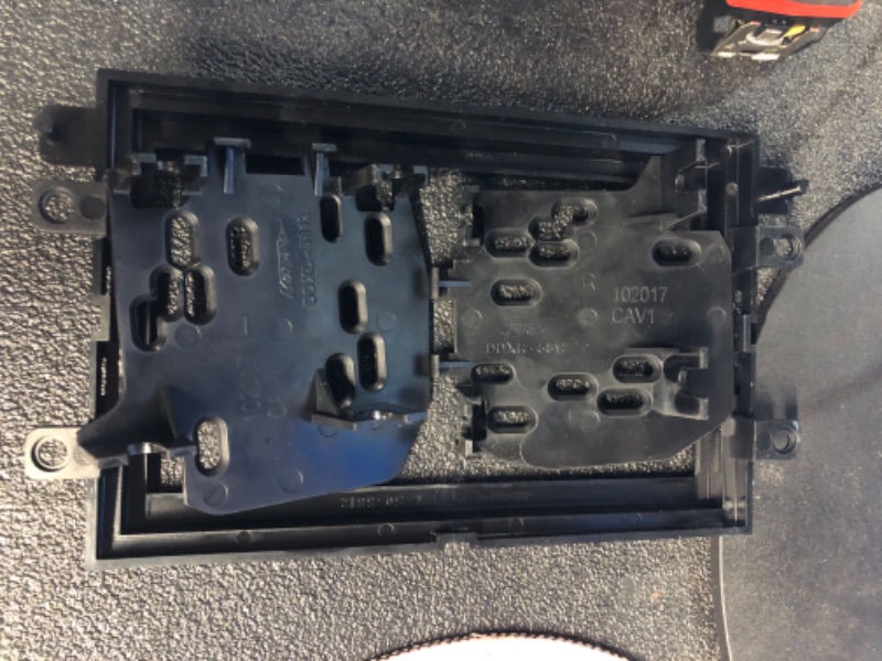 Photo 3 of SEE NOTES** Metra 95-5812 Double DIN Installation Kit for Select 2004-up Ford Vehicles