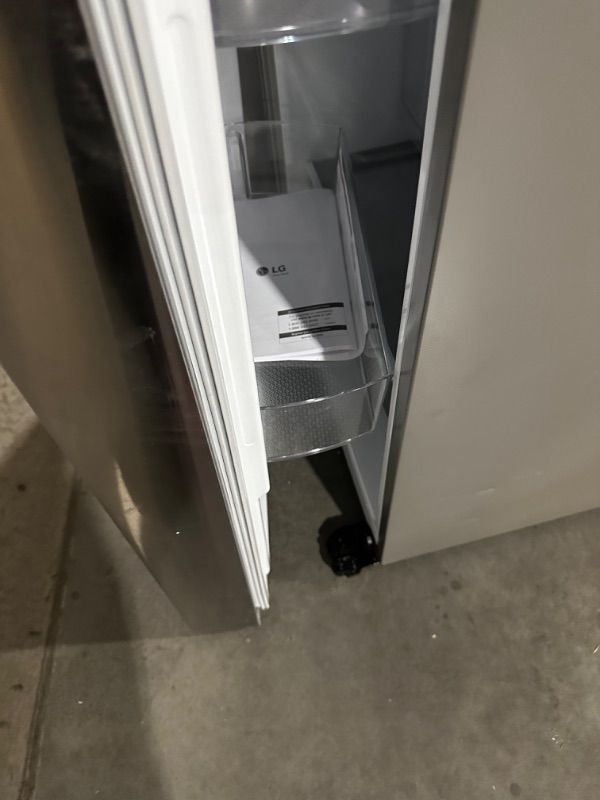 Photo 7 of DAMAGE/ SEE NOTES*****
LG 27.2-cu ft Side-by-Side Refrigerator with Ice Maker