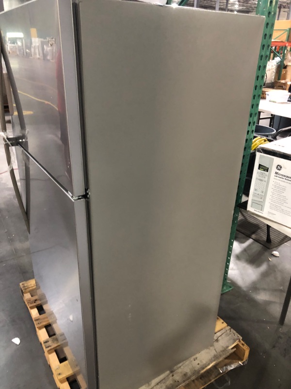 Photo 7 of Whirlpool 20.5-cu ft Top-Freezer Refrigerator (Fingerprint Resistant Stainless Steel)