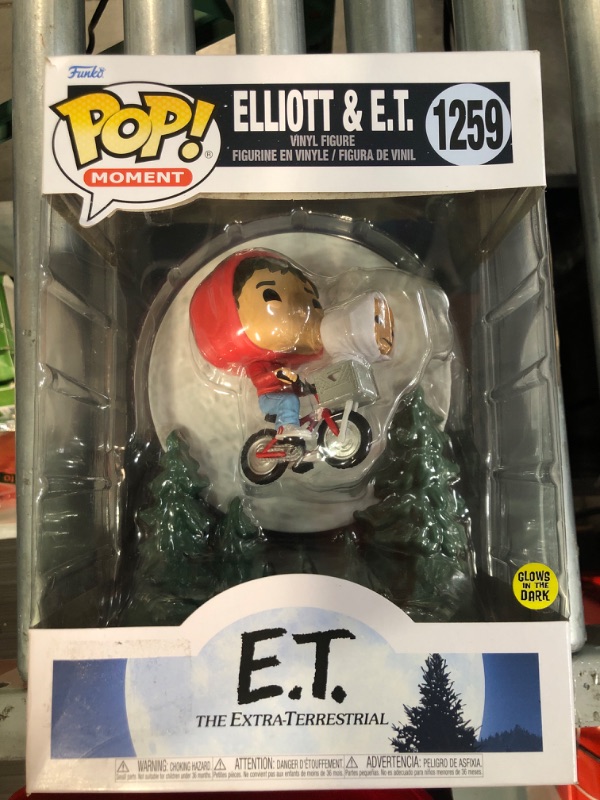 Photo 2 of Funko Pop! Moment: E.T. The Extra-Terrestrial - Elliot and E.T. Flying (Glow in The Dark), Multicolor, 50769