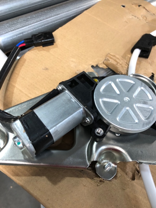 Photo 1 of Front Right Passenger Side Power Window Regulator with Motor for Jeep Liberty 2006-2007 Front Passenger Side USED ITEM 