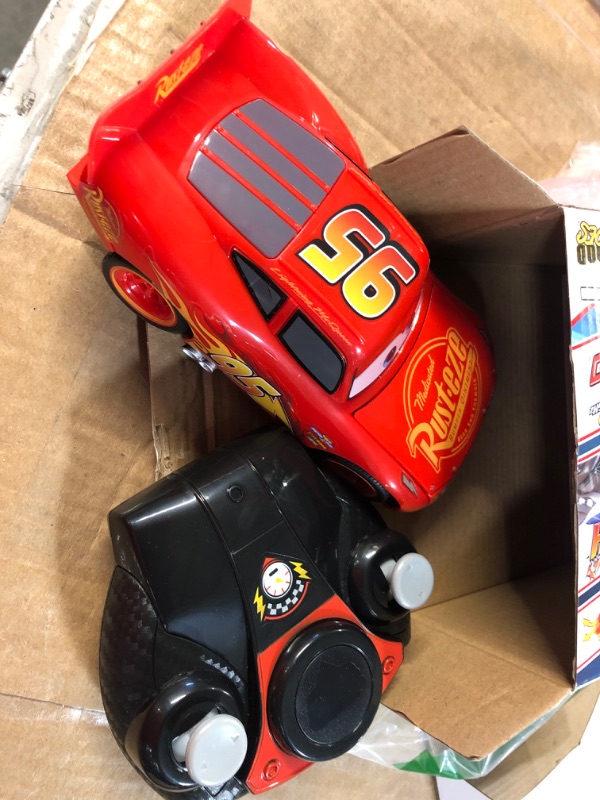 Photo 2 of Jada Toys Disney Pixar Cars 1:24 Lightning McQueen RC Remote Control Car 2.4 GHz