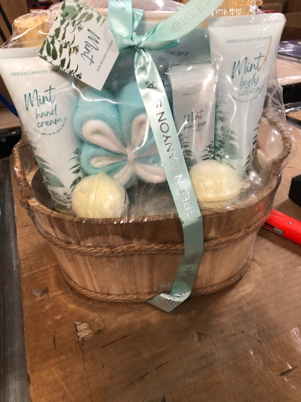 Photo 2 of  11Pcs Bath Set with Mint Scented Spa Kits 