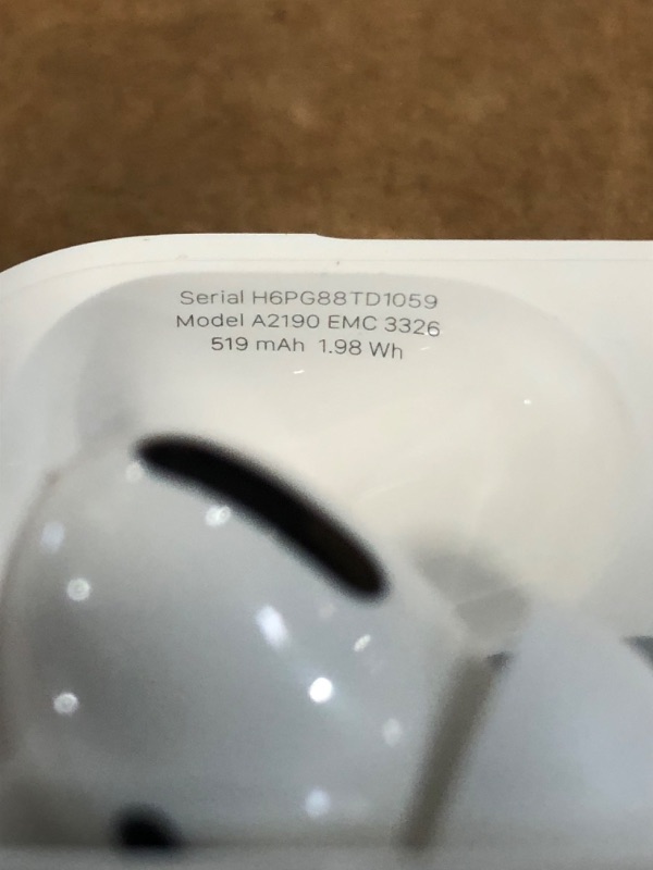 Photo 2 of AirPods Pro 2nd Gen (RIGHT AIRPOD DOSE NOT CONECT)