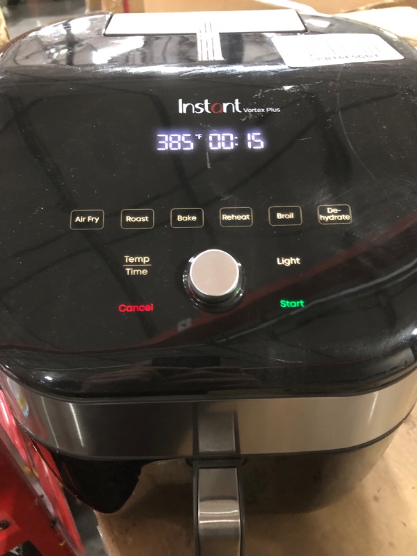 Photo 2 of **MISSING GRATE IN BASKET** Instant Vortex Plus 6-Quart Air Fryer Oven