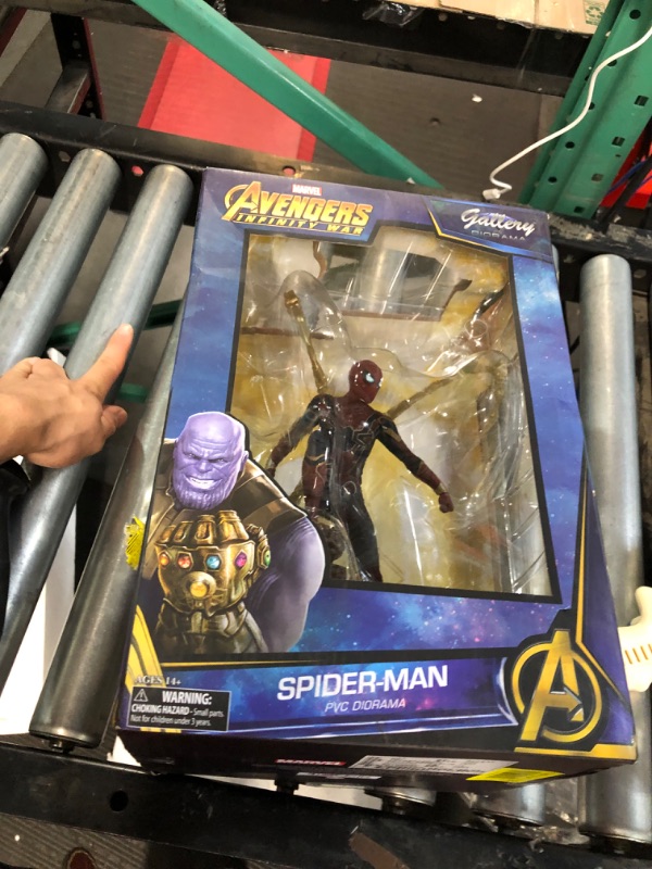 Photo 2 of DIAMOND SELECT TOYS Marvel Gallery: Avengers Infinity War Movie Spiderman PVC Gallery Figure