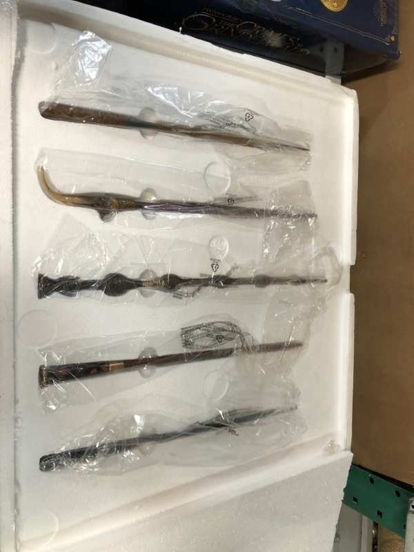 Photo 2 of Crimes of Grindelwald Collector Wand Set