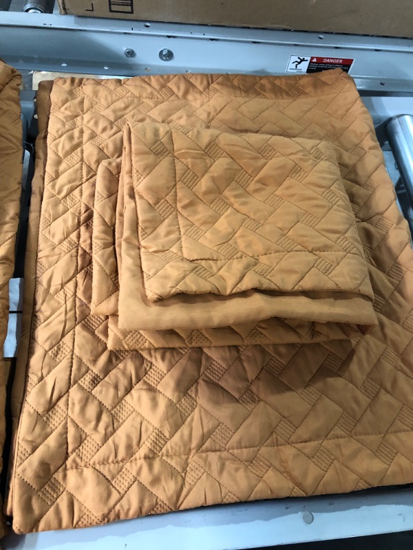 Photo 2 of [USED] Bedsure King Size Quilt Set in Burnt Orange