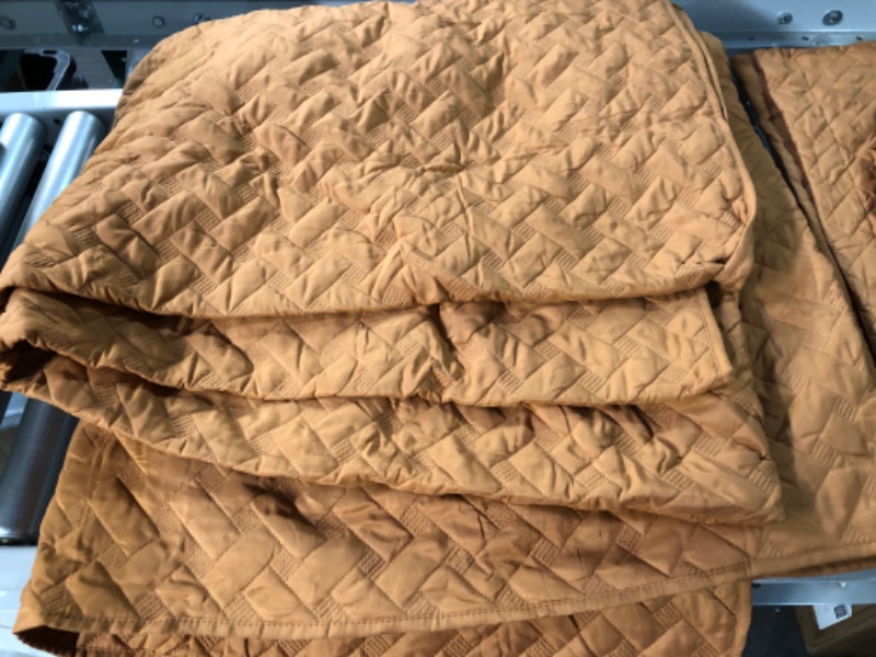 Photo 3 of [USED] Bedsure King Size Quilt Set in Burnt Orange