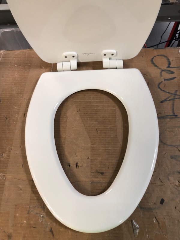 Photo 3 of [Like New] MAYFAIR 1843SLOW 000 Lannon Toilet Seat with Slow Close - White