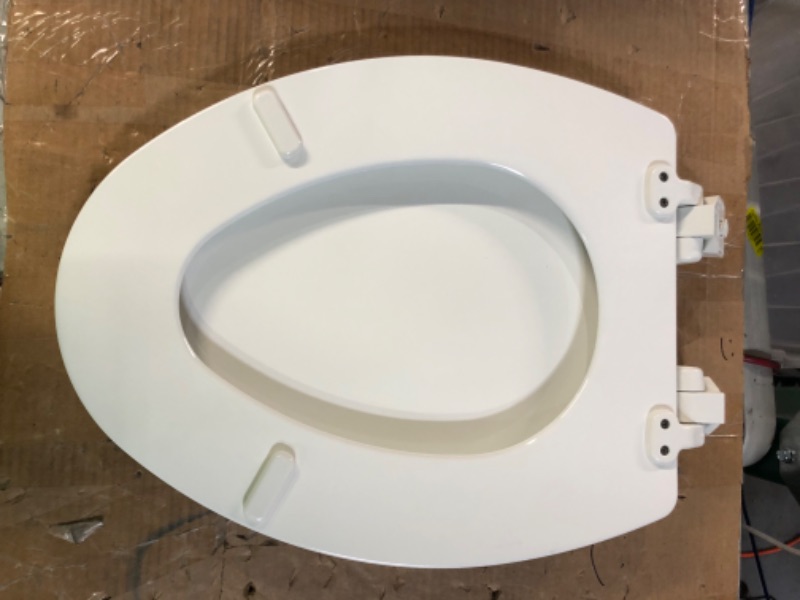Photo 4 of [Like New] MAYFAIR 1843SLOW 000 Lannon Toilet Seat with Slow Close - White
