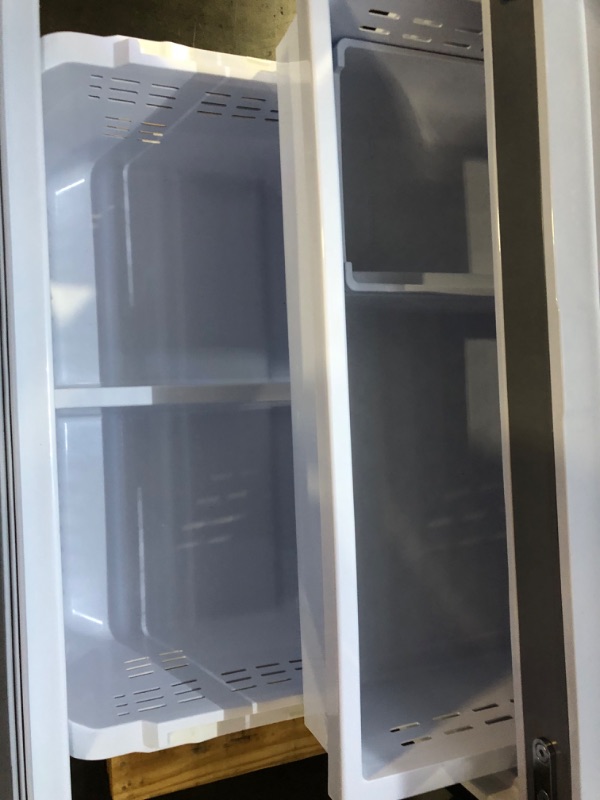 Photo 4 of 27 cu. ft. Large Capacity 3-Door French Door Refrigerator with Dual Ice Maker in Stainless Steel SAMSUNG
TESTED POWERS ON