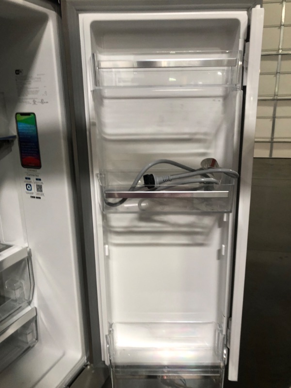 Photo 6 of **UNABLE TO TEST**  500 Series French Door Bottom Mount Refrigerator 36'' Easy clean stainless steel BOSCH
**MISSING A SHELF**