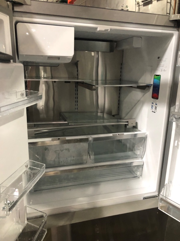 Photo 9 of **UNABLE TO TEST**  500 Series French Door Bottom Mount Refrigerator 36'' Easy clean stainless steel BOSCH
**MISSING A SHELF**