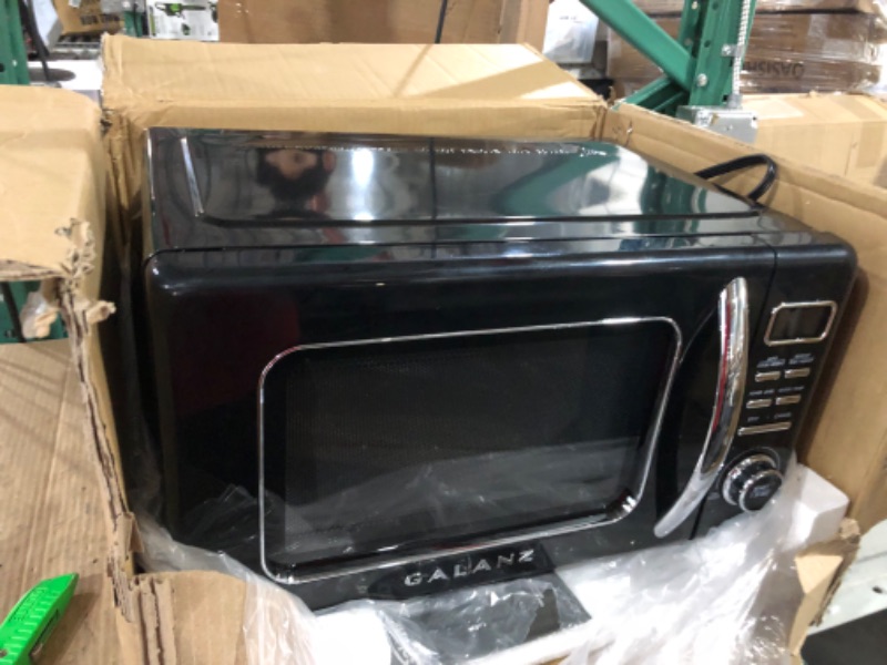 Photo 2 of 0.9 cu. ft. 900-Watt Retro Countertop Microwave in Black