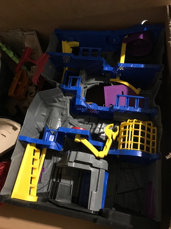 Photo 4 of (USED/MISSING PARTS/SEE NOTES) Fisher-Price Imaginext DC Batman Playset with 18 Play Pieces, 33 x 42 inches, Super Surround Batcave