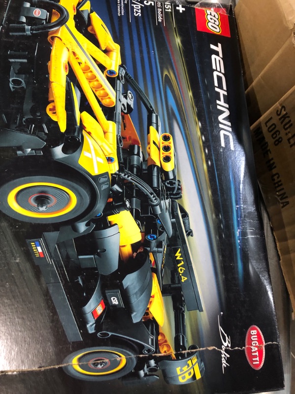 Photo 4 of LEGO Technic Bugatti Bolide Racing Car 42151