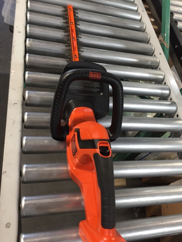 Photo 2 of (SEE NOTES) BLACK+DECKER 40V MAX* Lithium-Ion 22-Inch Cordless Hedge Trimmer (LHT2240) 40V Hedge Trimmer Kit