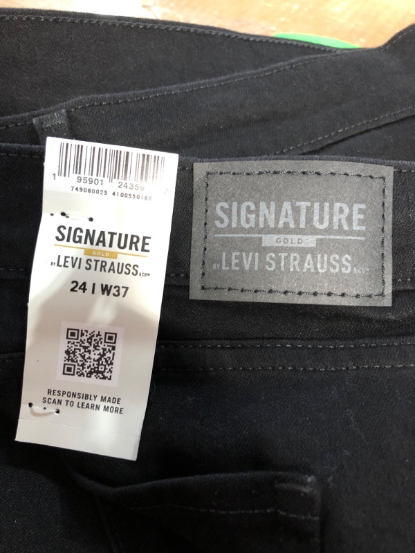 Photo 2 of *BRAND NEW* Signature by Levi Strauss & Co. Gold Label Women's Mid-Rise Slim Fit Capris (Standard and Plus) 24 Regular Black Opal