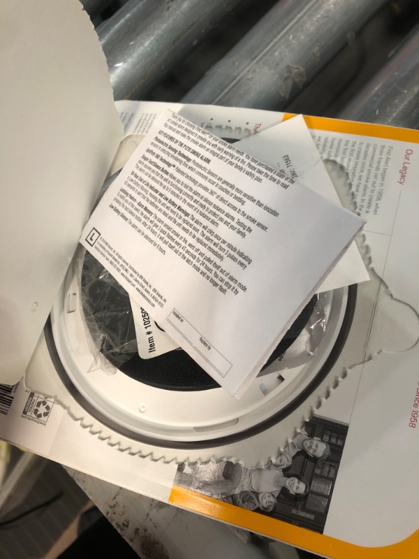 Photo 2 of **PARTS ONLY**
First Alert BRK PRC710 Smoke and Carbon Monoxide Alarm with Built-In 10-Year Battery , White PRC710 Detector Alarm