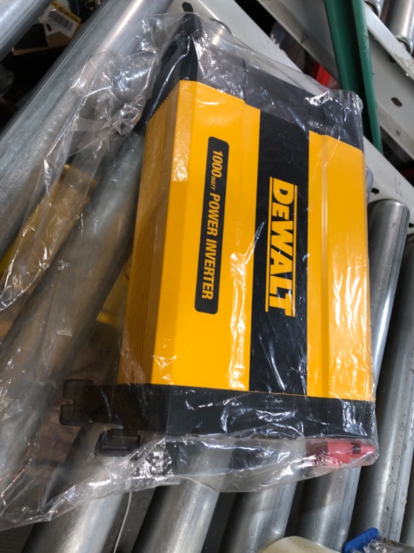 Photo 3 of DEWALT DXAEPI1000 Power Inverter 1000W Car Converter & DXAEPI140 Power Inverter 140W Car Converter: