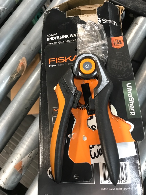 Photo 4 of (USED AND FOR PARTS ONLY) Fiskars Bypass Pruning Shears 5/8” Garden Clippers - Plant Cutting Scissors with Sharp Precision-Ground Steel Blade
