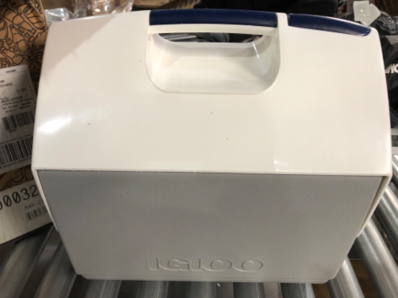 Photo 3 of * wont lock * 
Igloo 14-16 Qt Hardsided Lunch Playmate Pal Cooler Maxcold