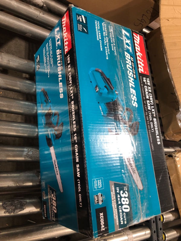 Photo 5 of Makita XCU04PT LXT Lithium-Ion Brushless Cordless 16" Chain Saw Kit (5.0Ah) Kit with two 5.0Ah batteries