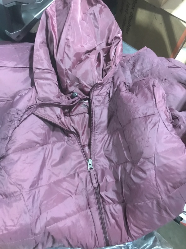 Photo 3 of Amazon Essentials Women's Lightweight Water-Resistant Packable Puffer Coat
SIZE LARGE