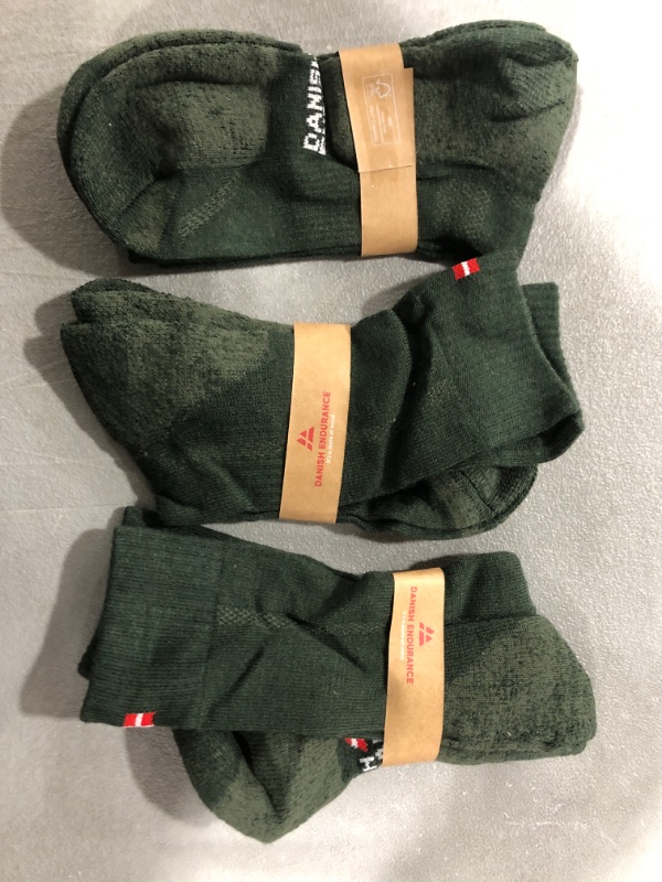 Photo 2 of [Medium] DANISH ENDURANCE Merino Wool Hiking Socks for Men & Women Crew Length & Thermal 3 Pack Forest Green