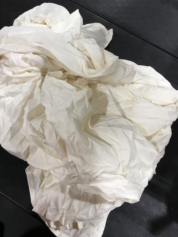 Photo 2 of Amazon Basics Lightweight Ruffled Bed Skirt, Classic Style, Soft and Stylish 100% Microfiber with 16" drop-Queen, Off White Queen Off White
USED / NEEDS TO BE WASHED