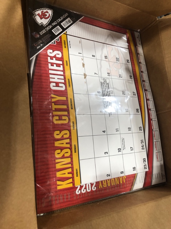 Photo 2 of TURNER SPORTS Kansas City Chiefs 2022 22X17 Desk Calendar (22998061540)