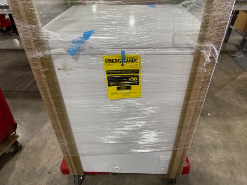Photo 2 of Hotpoint 4.9-cu ft Manual Defrost Chest Freezer (White)