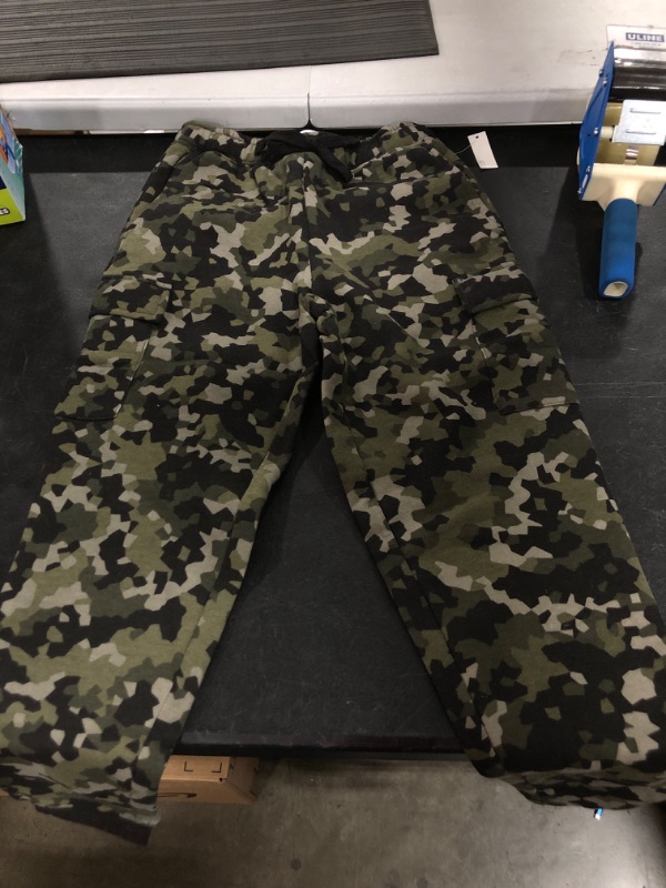 Photo 2 of Amazon Essentials Men's Cargo Fleece Jogger Sweatpant X-Small Olive Geo Camo