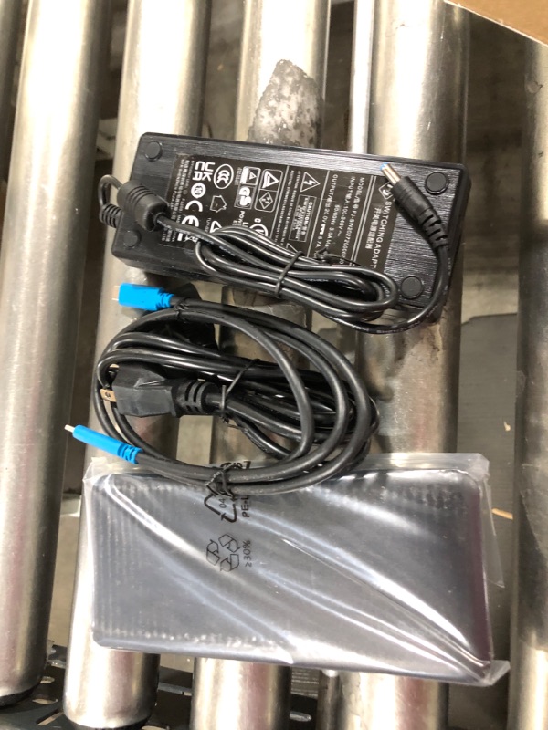 Photo 1 of Kensington Triple Display USB-C Docking Station with 100W PD for Dell, HP, Lenovo, Acer, ASUS, Razer, Surface
