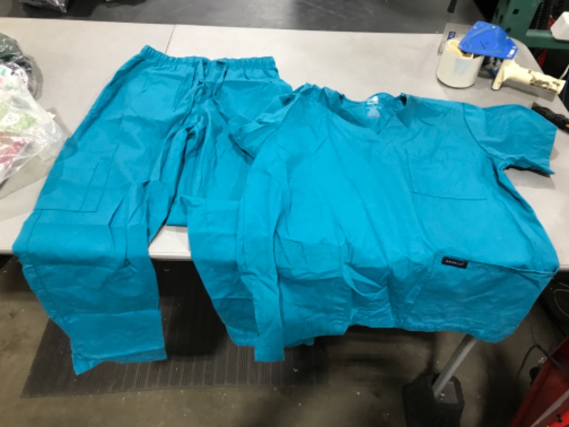 Photo 2 of Dagacci Scrubs Medical Uniform Men's Scrub Set Medical Scrubs Top and Pants Small Teal Green